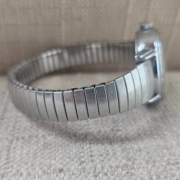 Vintage Timex Indiglo Ladies Wristwatch Silver Tone stretched metal Band Waatch - Picture 5 of 9